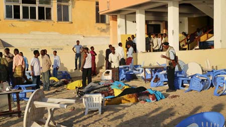 Tìm kiếm thi thể người thân sau vụ tấn công nhà hàng bên bờ biển ở Mogadishu, Somalia, ngày 22-1-2016.